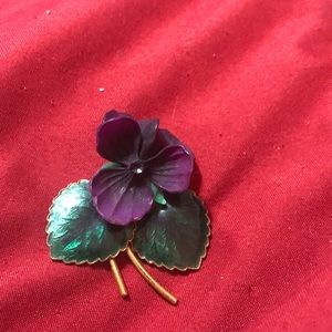 No matkings flower broach